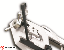 Натяжение пилы осуществляется маховиком по тензометру, что позволяет контролировать натяжение полотна и тем самым получать стабильный рез и продлить срок службы полотна. фото №4 Натяжение пилы осуществляется маховиком по тензометру, что позволяет контролировать натяжение полотна и тем самым получать стабильный рез и продлить срок службы полотна. фото №4