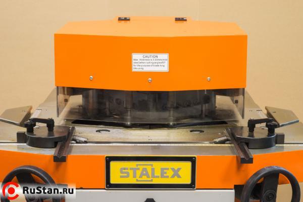 Защитный кожух, маховики для поворота каждой губки на общий угол заготовки с 30° до 140°, мерная линейка на рабочем столе фото №4 Защитный кожух, маховики для поворота каждой губки на общий угол заготовки с 30° до 140°, мерная линейка на рабочем столе фото №4