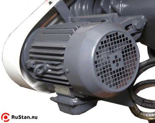 Привод движения ленточного полотна рассчитан на три скорости резания, которые составляют соответственно 27/45/69\мин. Осуществляйте подбор требуемого режима исходя из ряда факторов: геометрии обрабатываемого изделия; материала, из которого оно было создано. фото №8 METAL MASTER MGH-400Z фото №8